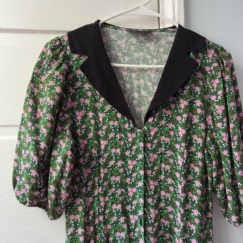 Floral Green Dress with Black Collar
